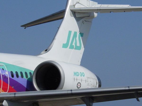 JAS MD-90_JA8070